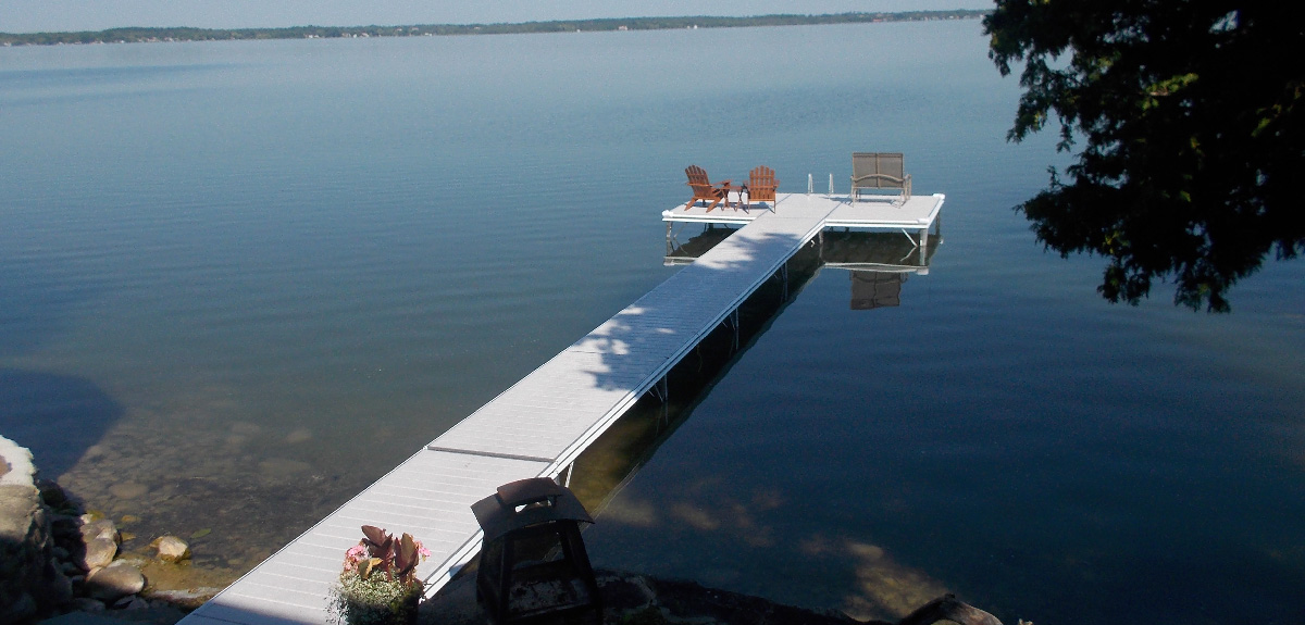 Long aluminium dock with chairs and lake view